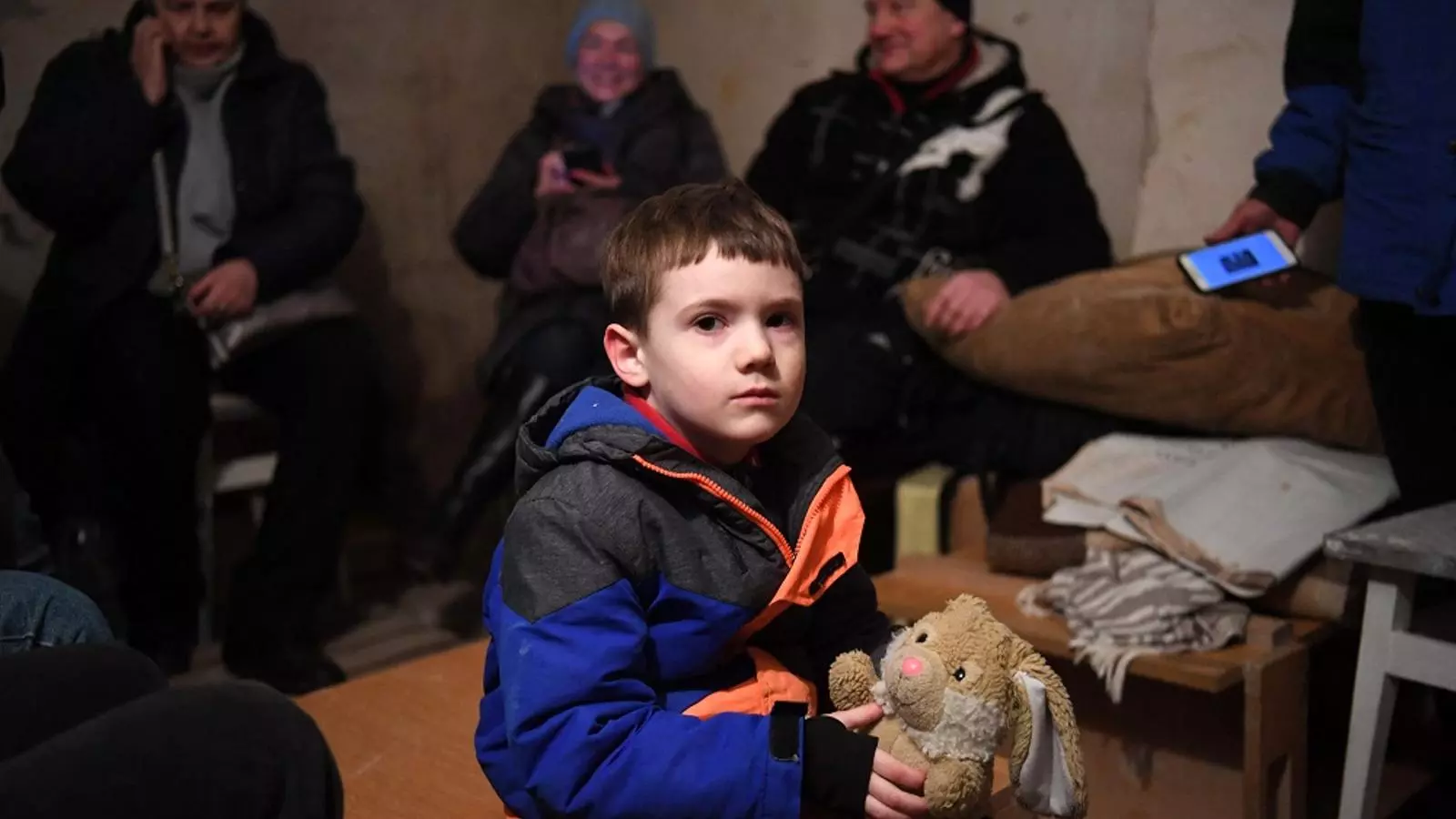 El Mikhailo, de 5 anys, subjecta un peluix en un refugi antiaeri a Kíev, el 26 de febrer.