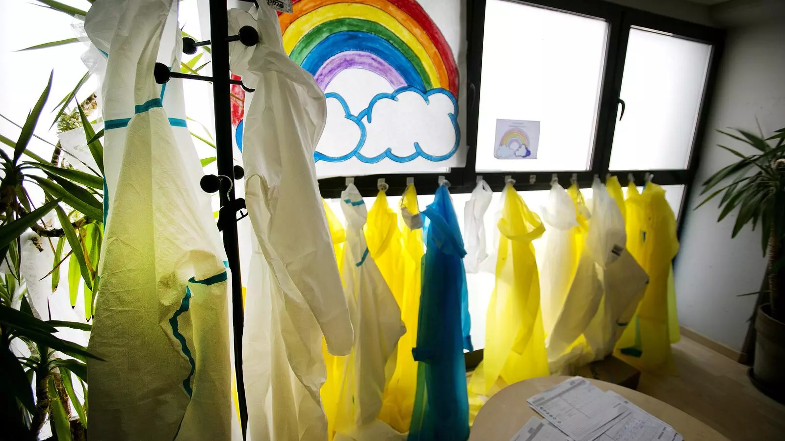 Vestits de protecció penjats a la Fundació Àuria d'Igualada