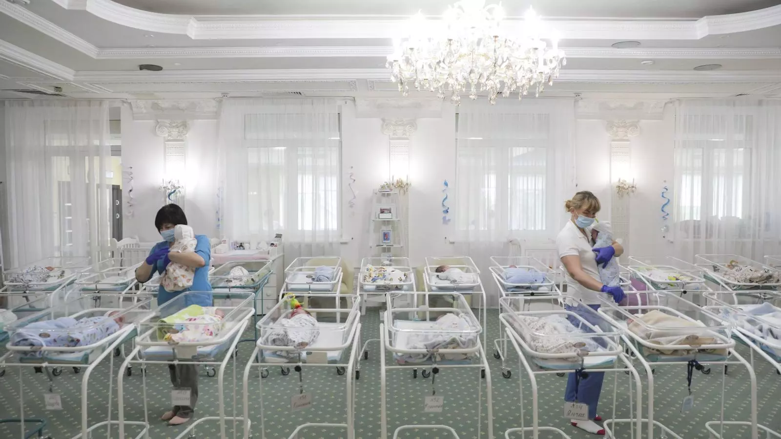 Nadons nascuts en ventres de lloguer en un hotel propietat de la clínica BioTexCom a Kíiv, Ucraïna, el 19 de maig de 2020, durant els primers mesos de la pandèmia.