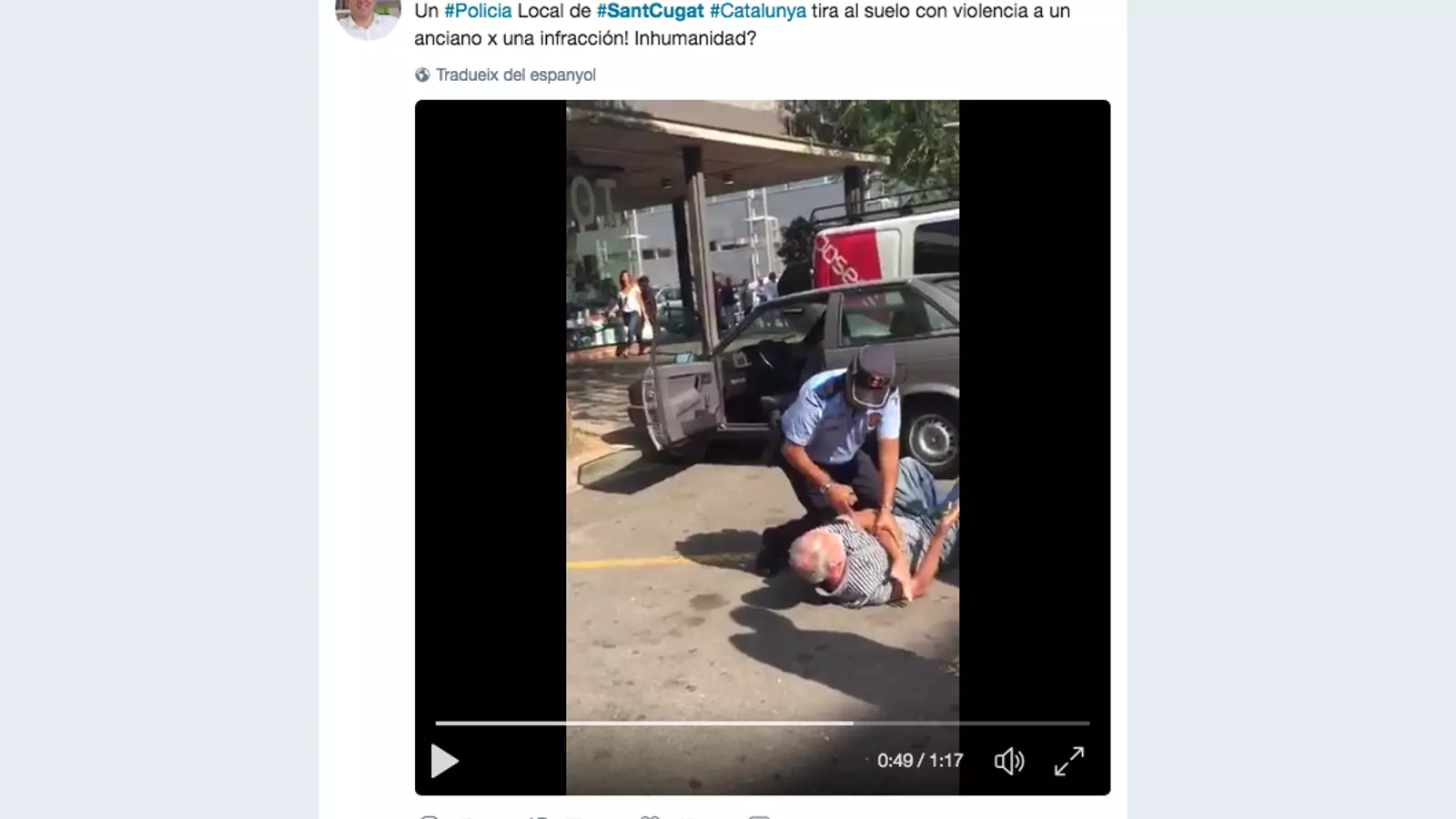El vídeo que mostra com el policia local agredeix un ciutadà