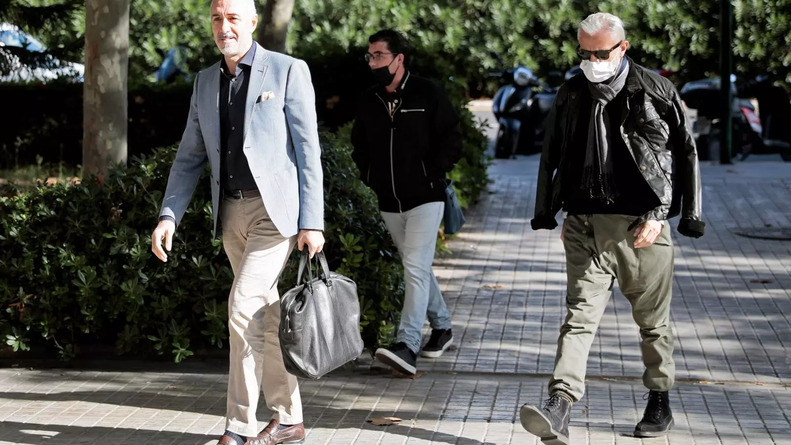 L'exgerent de l'empresa pública Imelsa i autodenominat 'ionqui dels diners', Marcos Benavent (d), a la seva arribada a la Ciutat de la Justícia de València, acompanyat del seu nou advocat, Juan Carlos Navarro