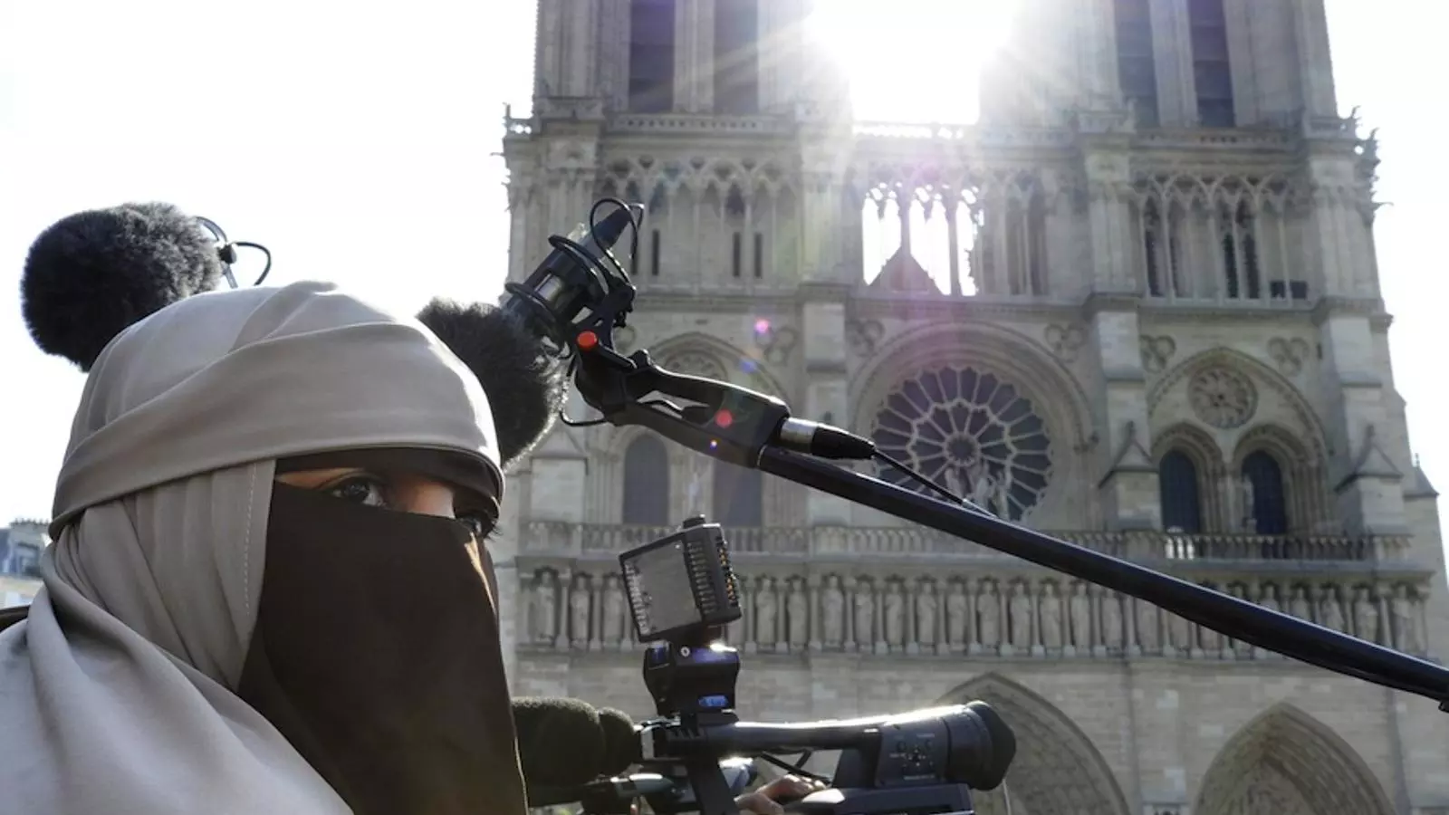 Una dona amb niqab a París durant la protesta / AFP