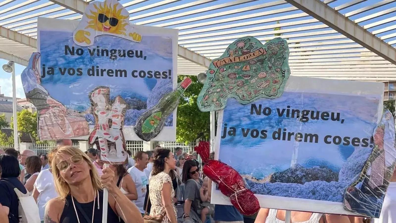 Manifestación pro salvar el Bungalow