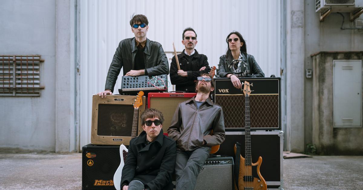 La banda gironina presenta el disc 'Moviment oscil·lant polinòmic y=1/x', que els reafirma com un dels grups més singulars i atrevits del panorama català.

Per @AniolCostaPau