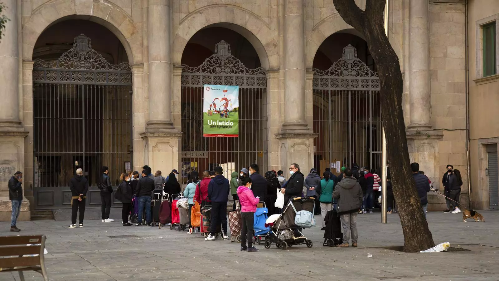 Cua per recollir menjar a la plaça Sant Agustí de Barcelona.