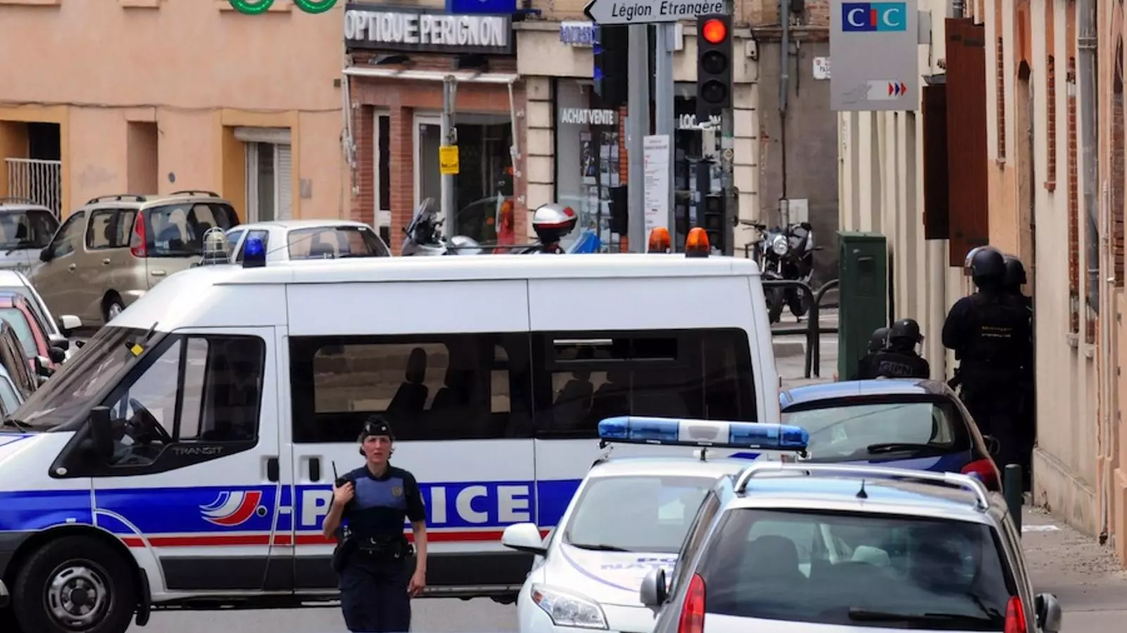 La policia vigila el banc on es retenia als segrestats. AFP
