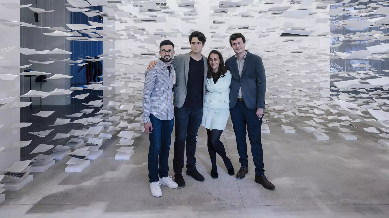 Els comissaris del pavelló espanyol d'aquesta Biennale dins el núvol de portfolis que presideix la mostra