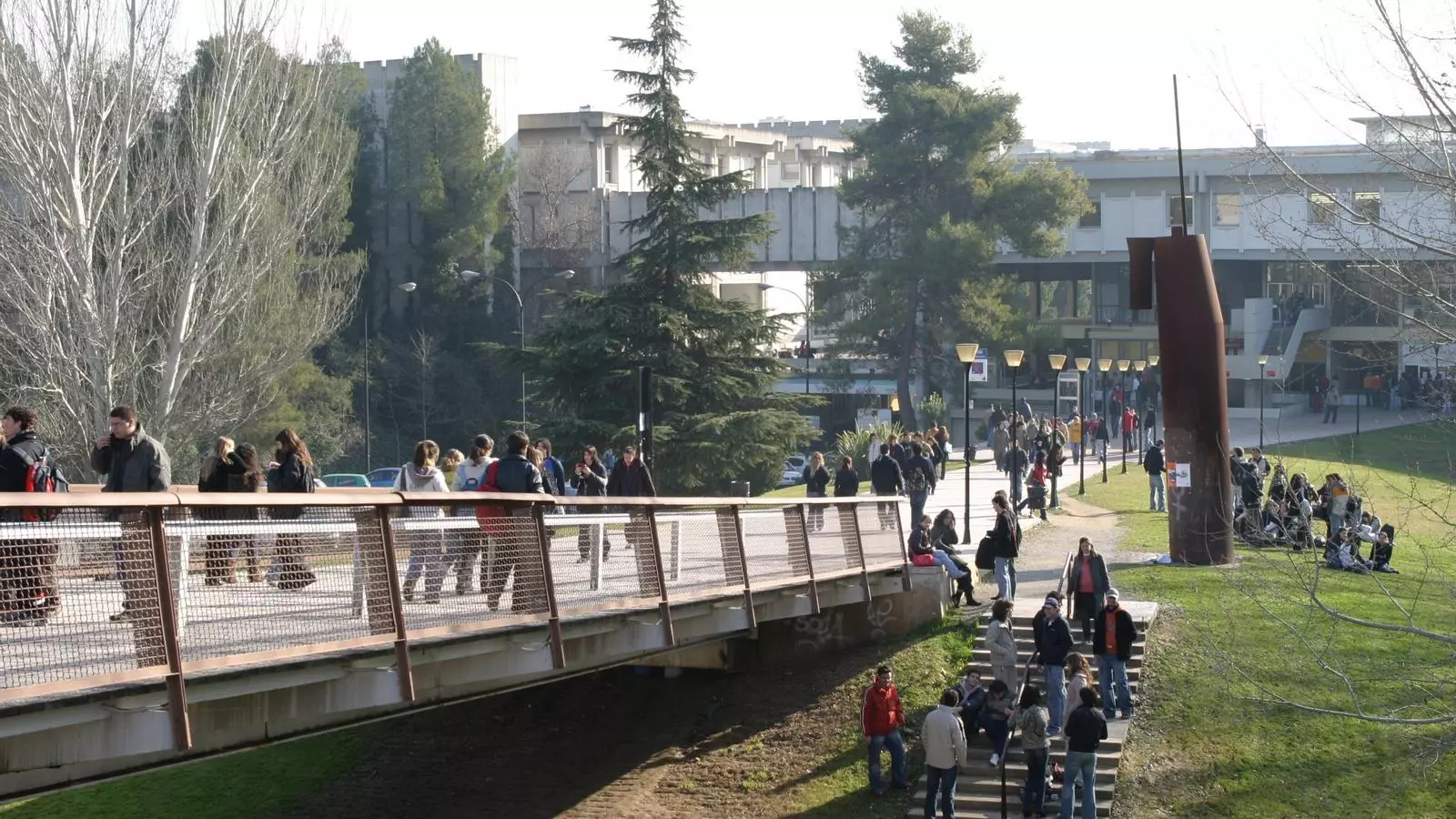 Accés a la plaça Cívica de la UAB