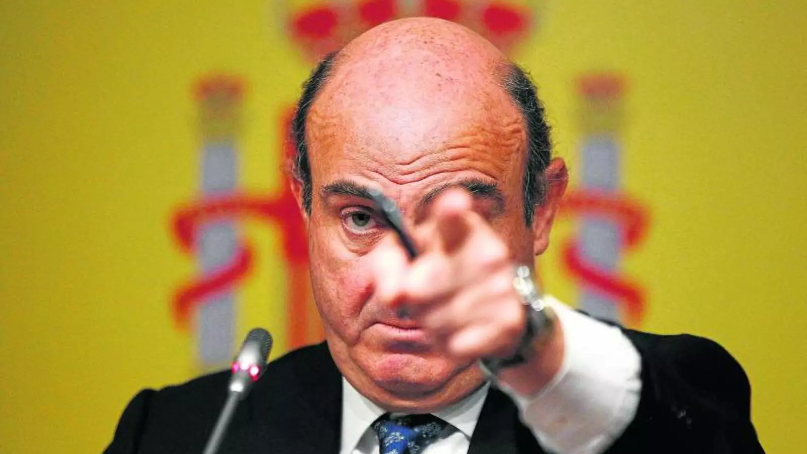 EL DUBTE De Guindos va dir que l'ajuda només implicarà condicions per als bancs, però l'Eurogrup no ho va deixar clar.