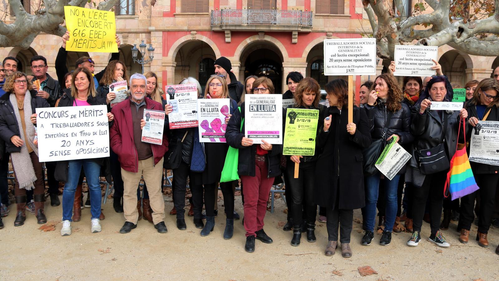 Protesta de trabajadores interinos ante el Parlamento de Cataluña, el pasado diciembre.