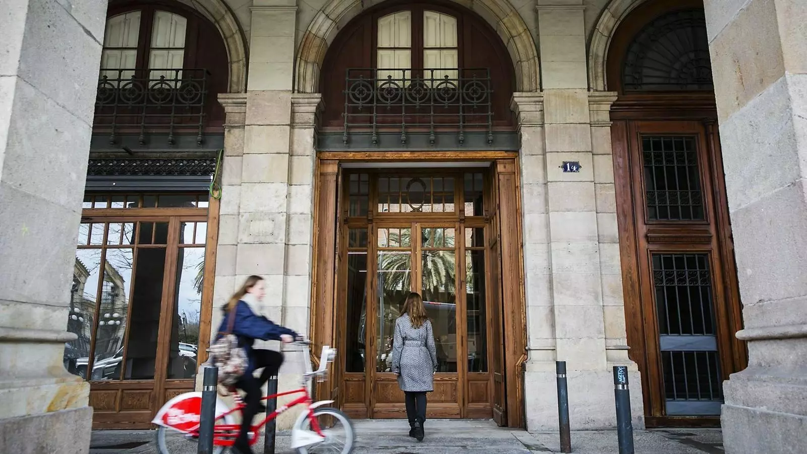 La Comercial de Guarnicionería va ocupar més d’un segle l’espai que ara és seu de Foto Colectania, les portalades de fusta en són testimoni