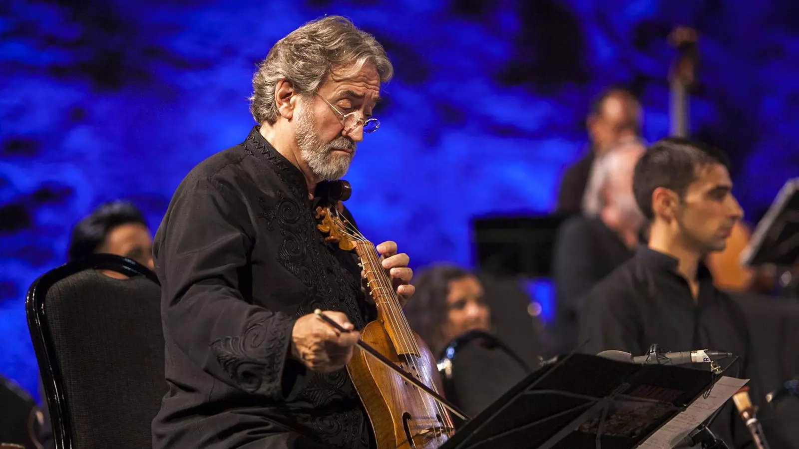 El músic Jordi Savall al teatre Grec de Barcelona en un concert temàtic sobre els Balcans.