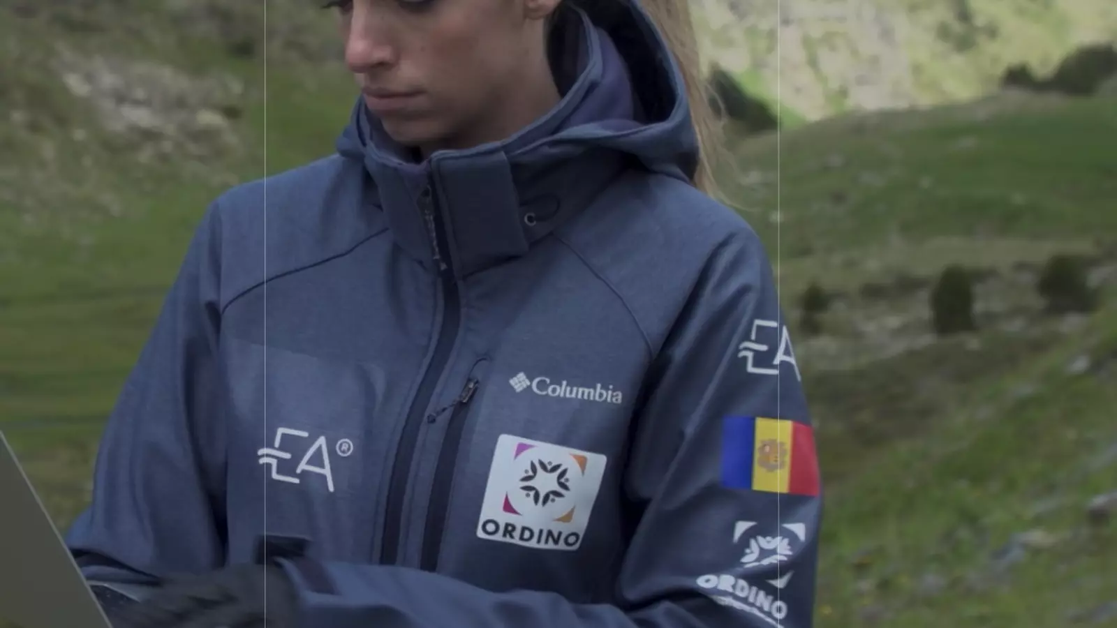 Una empleada amb el logo d'Ordino a la jaqueta.