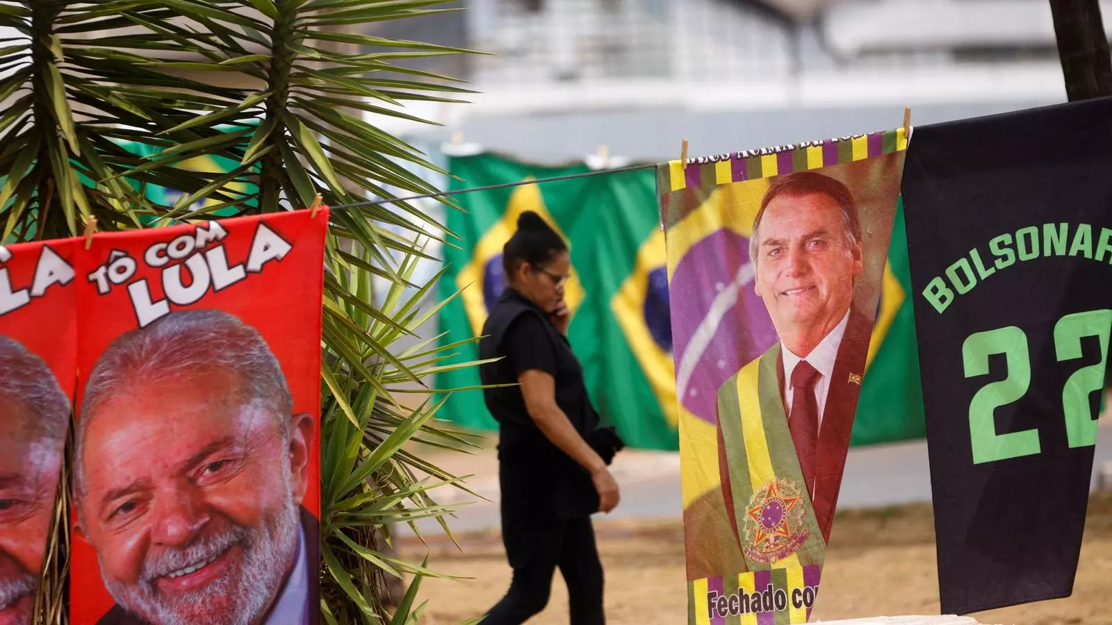 Pancartes de suport a Lula i a Bolsonaro en un carrer de Rio de Janeiro.