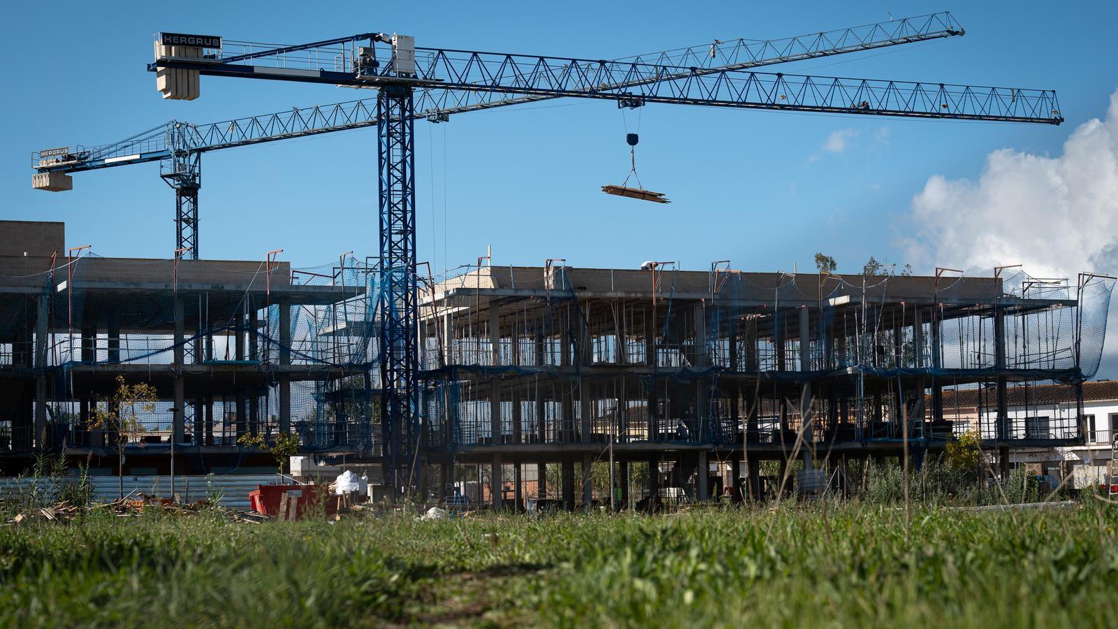 Housing developments under construction in Vilablareix. The cheapest apartment is sold for 290,000 euros.