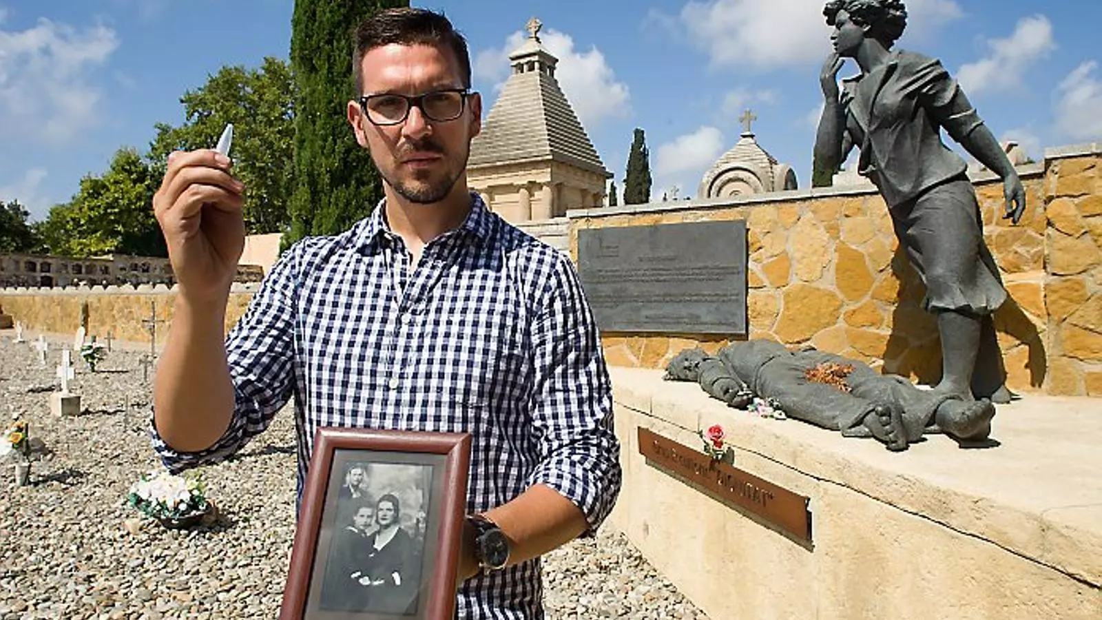 Roger HerediaMOSSO D’ESQUADRA I IMPULSOR DEL BANC D’ADN DE DESAPAREGUTS A LA GUERRA CIVIL: “Volem treure els nostres familiars de
Les cunetes i enterrar-los”