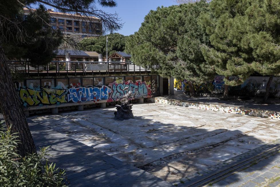 La Guingueta with the Font del Cobi closed, without water and full of graffiti.