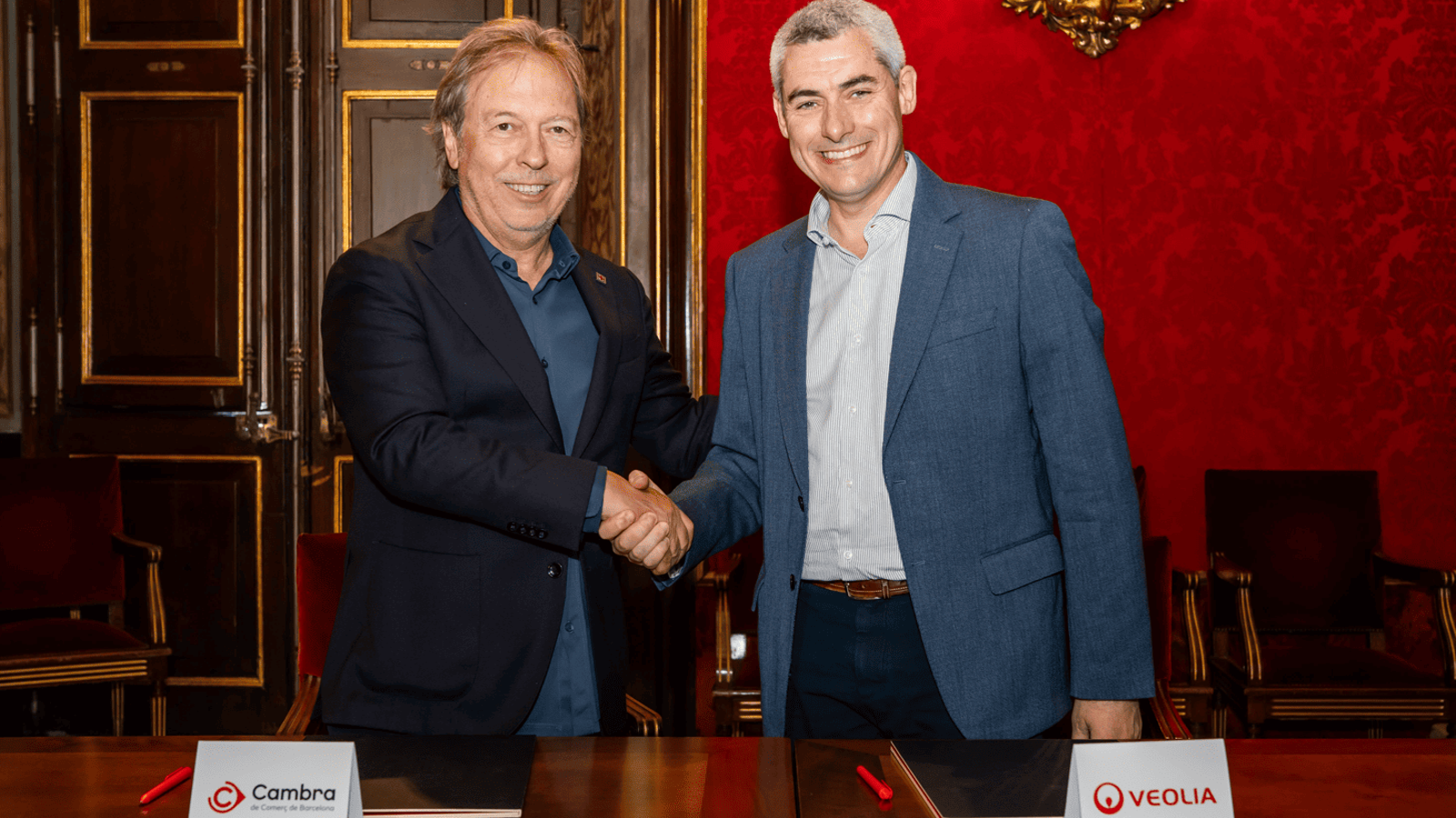 The president of the Chamber of Commerce of Barcelona, Josep Santacreu, with the CEO of Veolia in Spain, Daniel Tugues