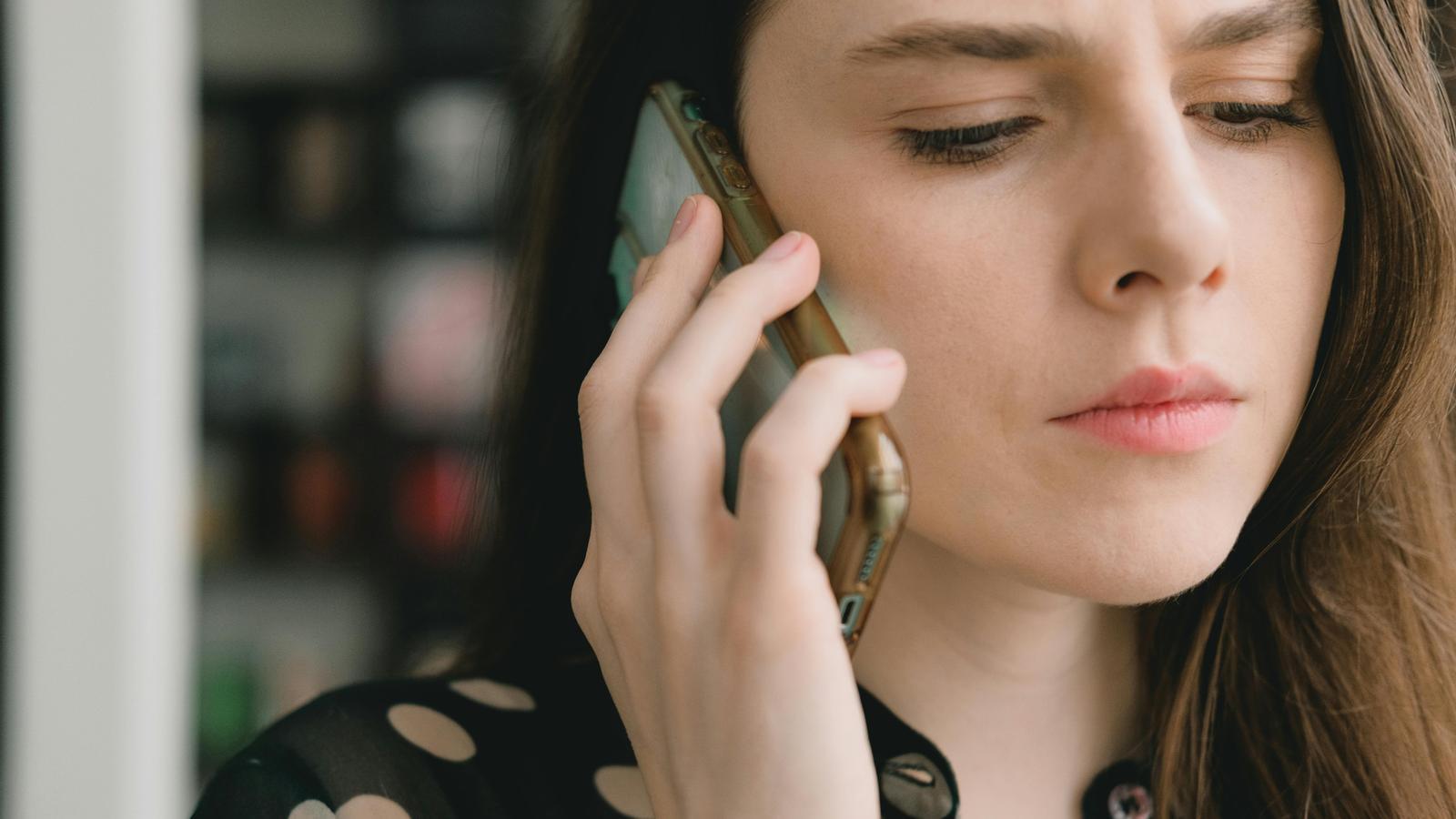 Eine Frau, die am Telefon spricht.