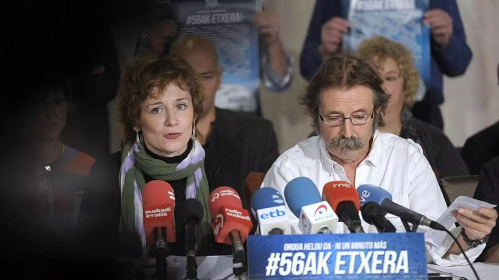 La regidora de Bildu a l'ajuntament de Pamplona, Eva Aranguren, i el membre d'ESK Xabier Barber, aquest dimecres a Pamplona / EFE