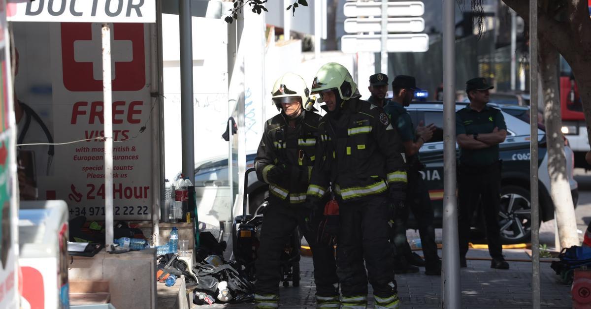 Inspection of the burned building in Torrenova, Magaluf, after the ...