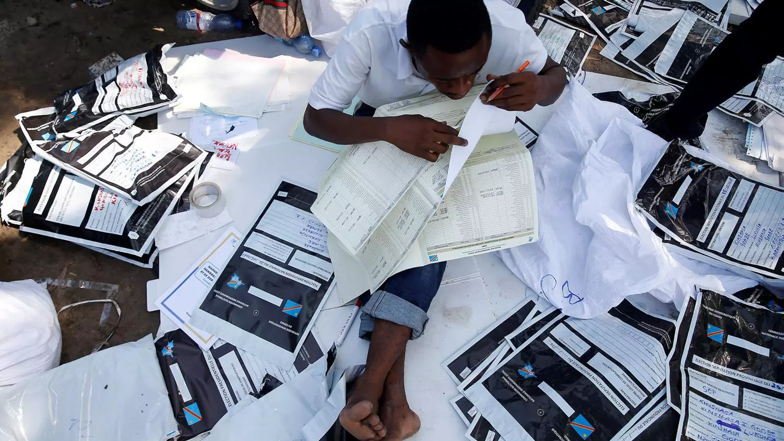 Les sospites de frau creixen al Congo pel segon dia sense servei d’internet