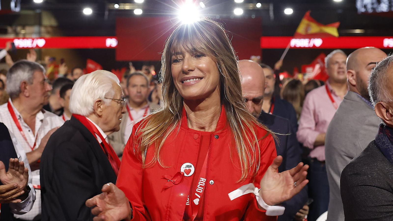 La pareja del presidente español, Begoña Gómez, en una imagen del congreso del PSOE en Sevilla hace quince días. JULIO MUÑOZ / EFE
