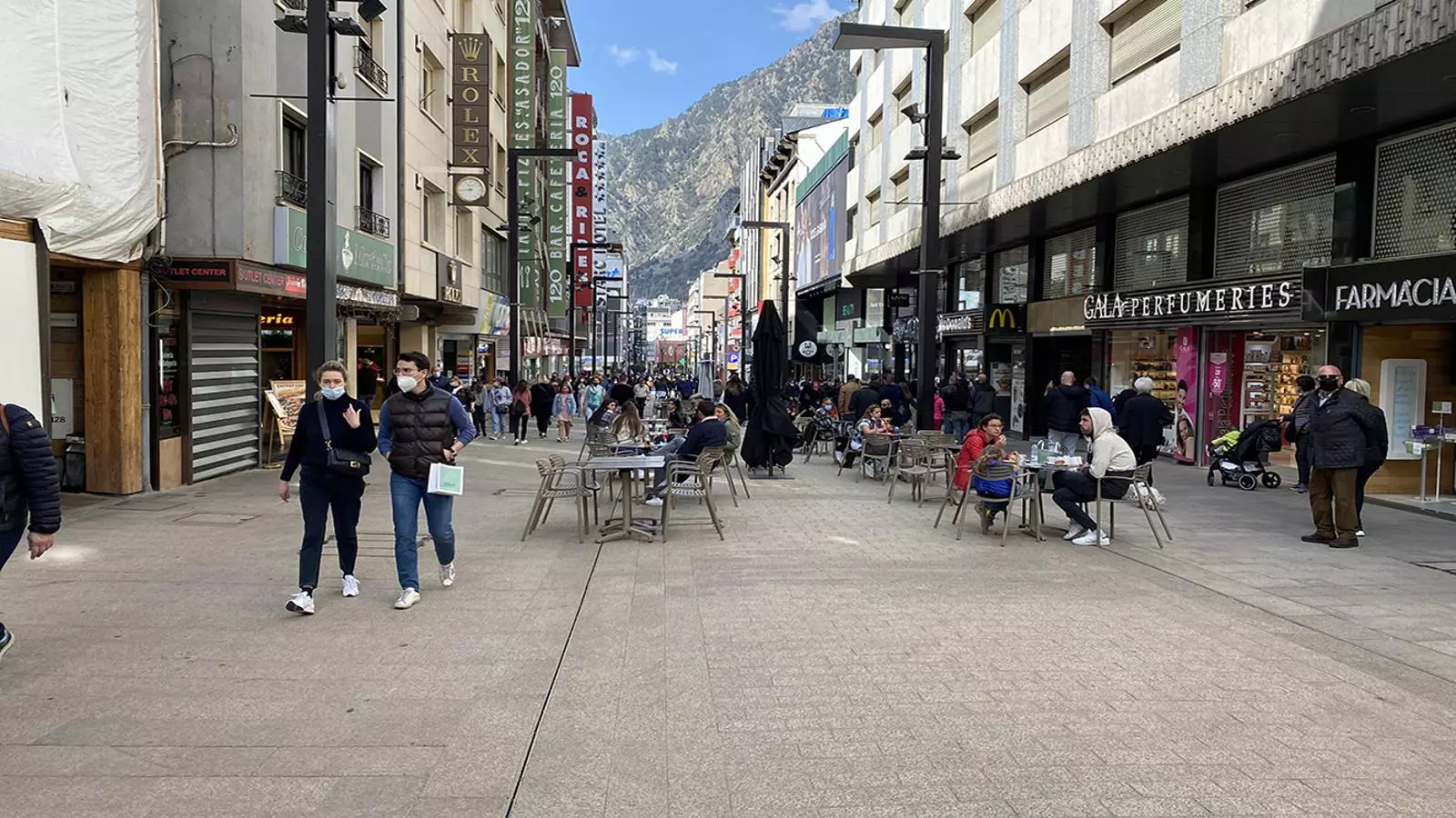 Turistes a l'avinguda Meritxell aquest dissabte al matí.