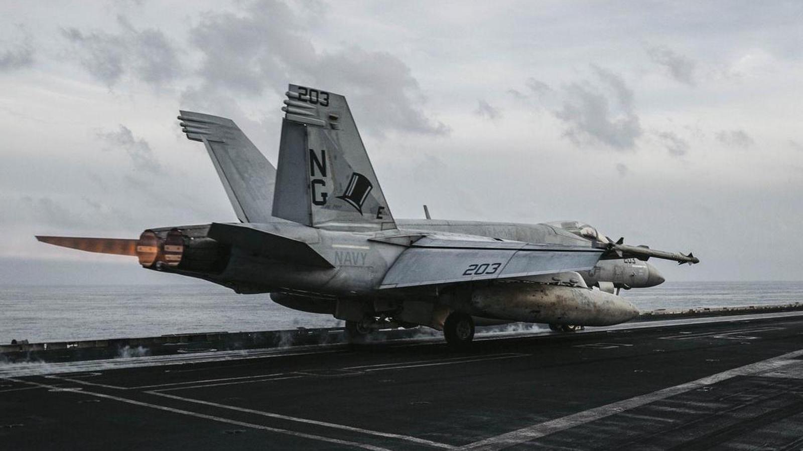 Un avió de combat al portaavions USS Abraham Lincoln, el 26 de març.