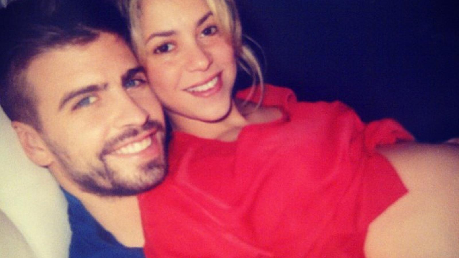 Shakira presumeix de panxa  Amb una foto al seu Twitter