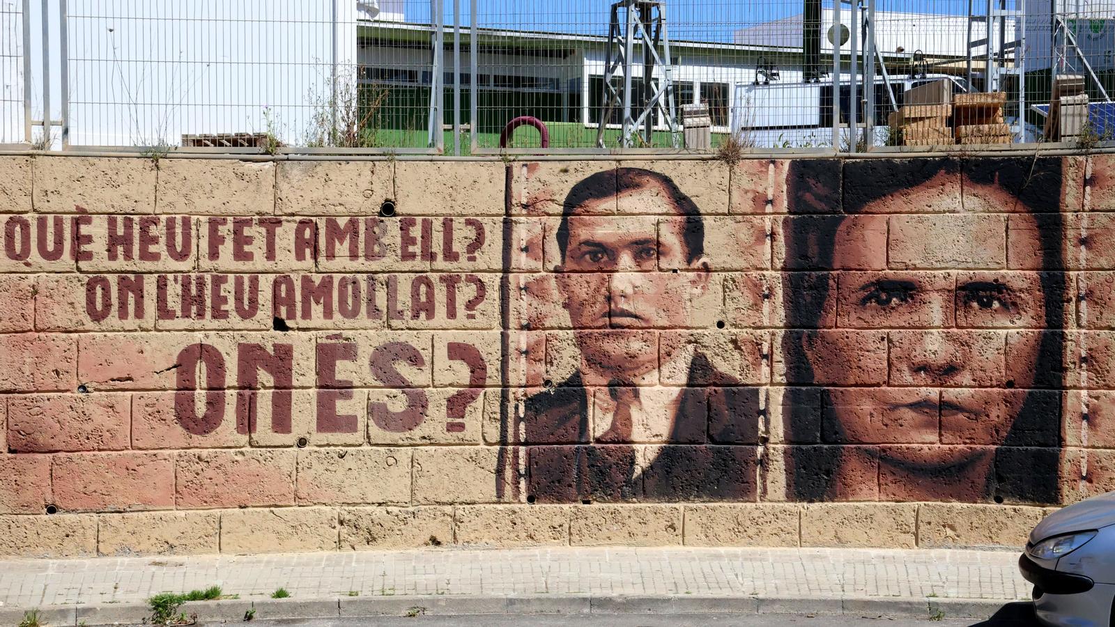 El represaliat Andreu París, en primer terme, al mural fet per Roc Blackblock.