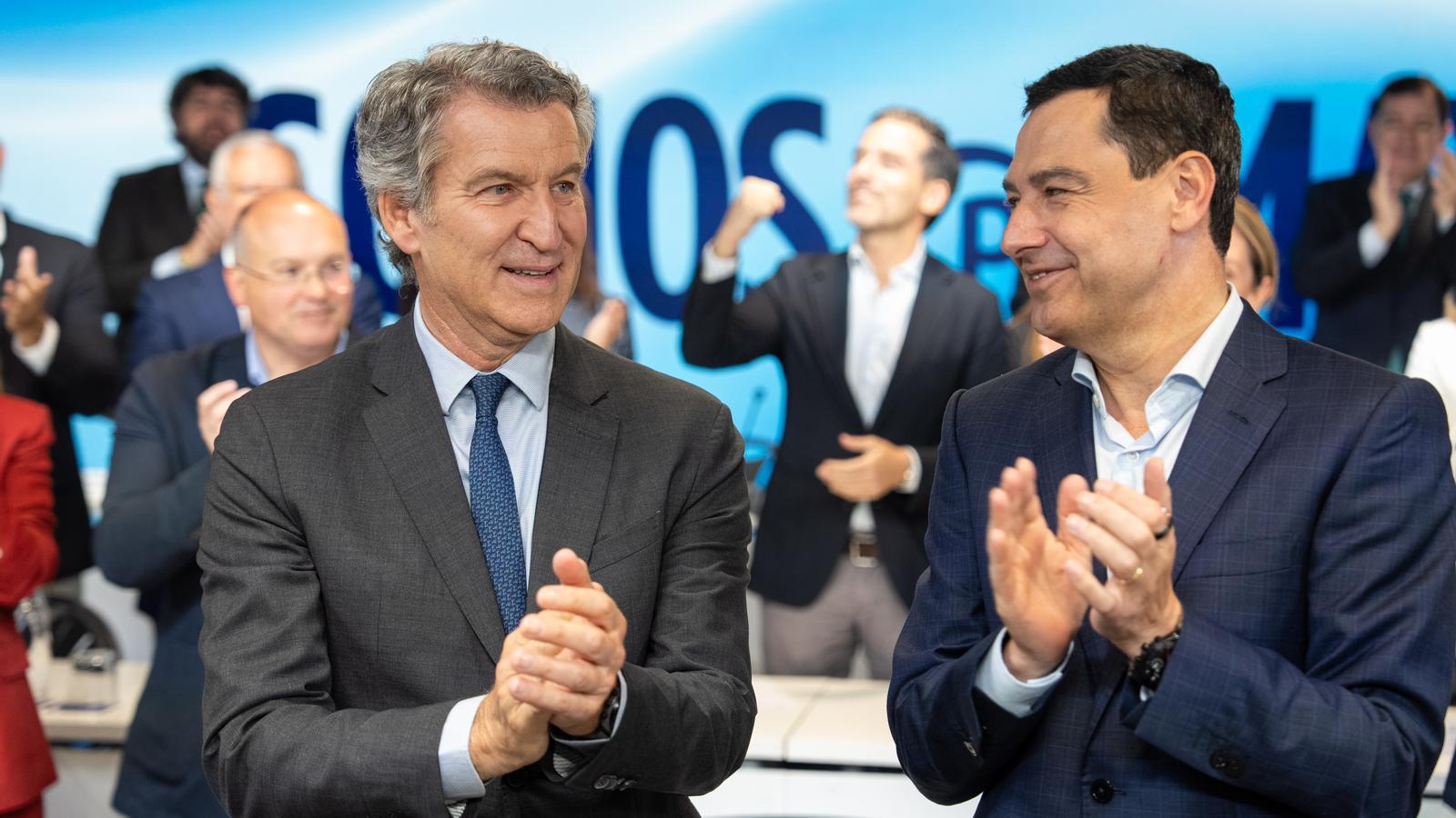 El presidente del PP, Alberto Núñez Feijóo (izquierda), saluda al presidente de la Junta de Andalucía y candidato a la reelección, Juanma Moreno (derecha), en la Junta Directiva Nacional, al día siguiente de las elecciones andaluzas.
