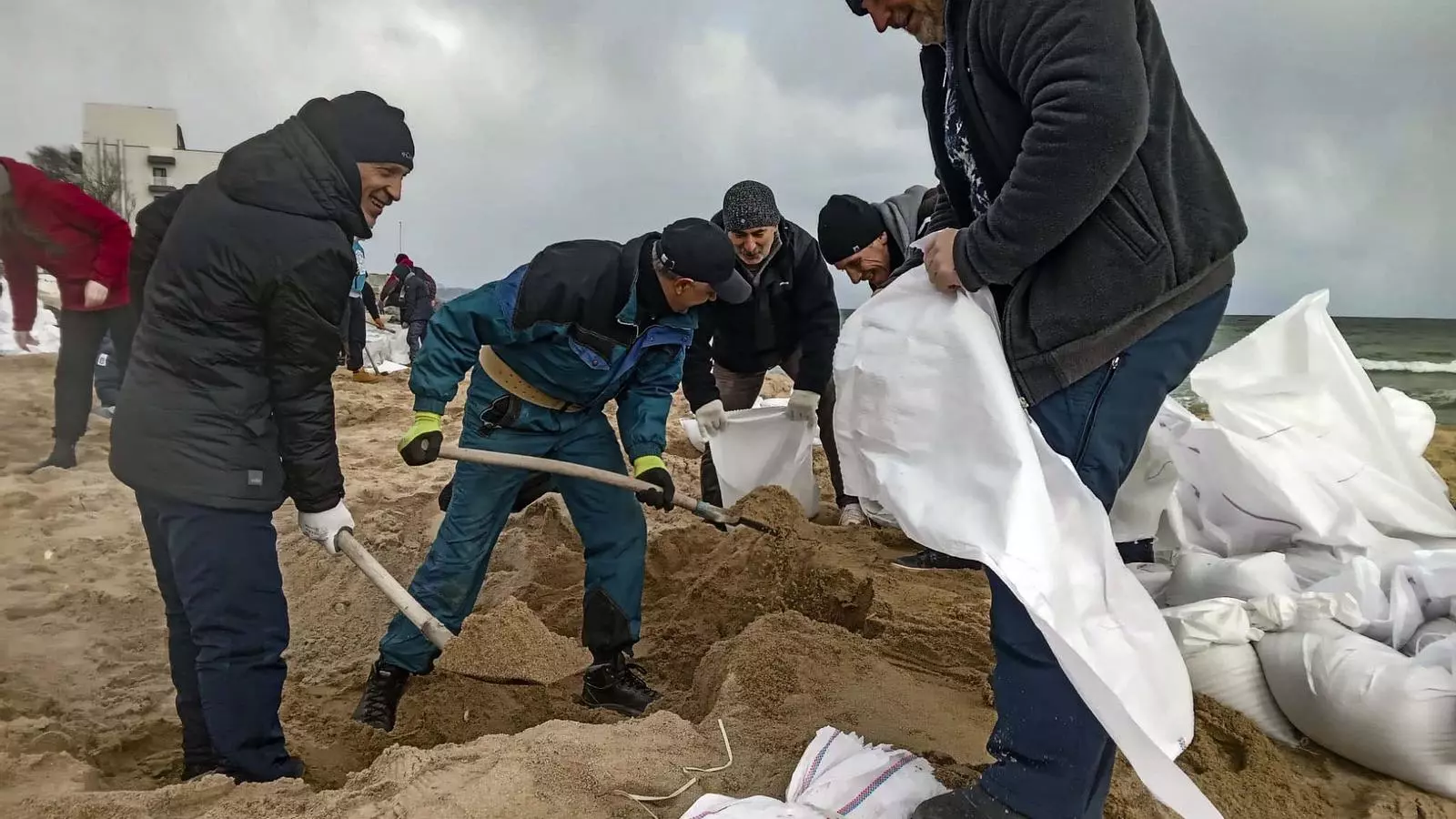 Voluntaris omplen sacs de sorra la platja de Odessa