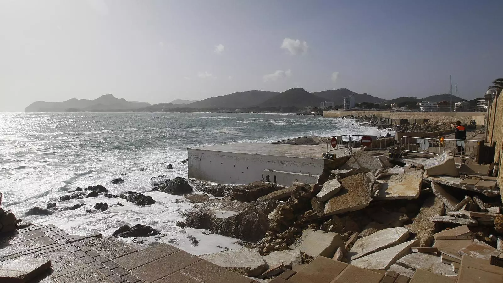 El passeig de la Cala Rajada destruït per l'impacte de les onades de la borrasca Glòria.
