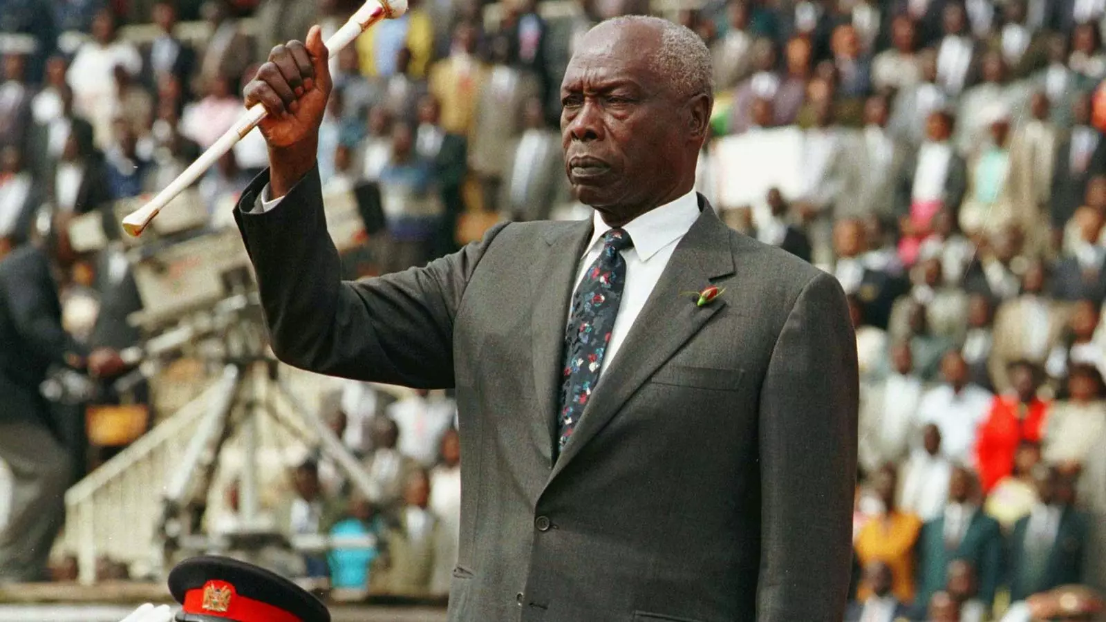 Daniel Arap Moi amb el seu bastó presidencial, en una foto d'arxiu.