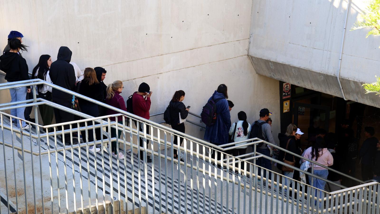 Migrants queuing to regularize their situation