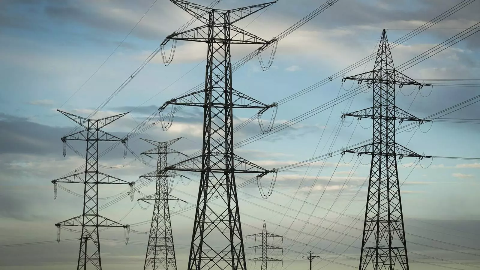 Tot i que és un habitual exportador d’energia, França n’ha hagut d’importar aquest hivern, per exemple de Catalunya amb la línia de molta alta tensió (MAT), a la foto.