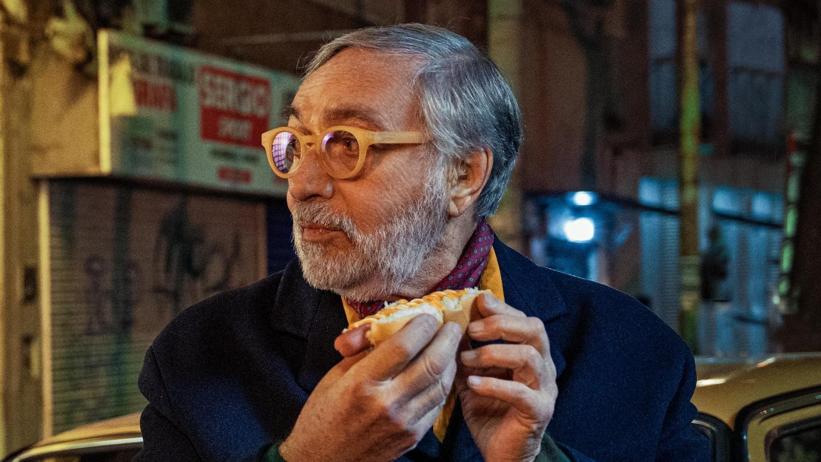 Antonia and Manuel walk through the streets of Buenos Aires, and eat a "hot dog" while walking