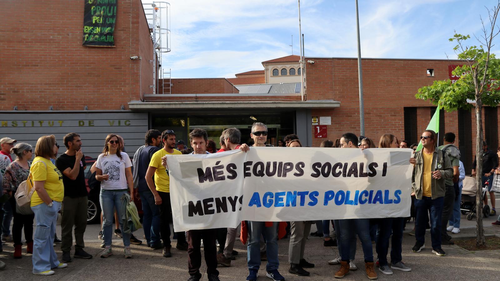 About seventy people have gathered in front of the Vic Institute to reject the presence of mossos in educational centers