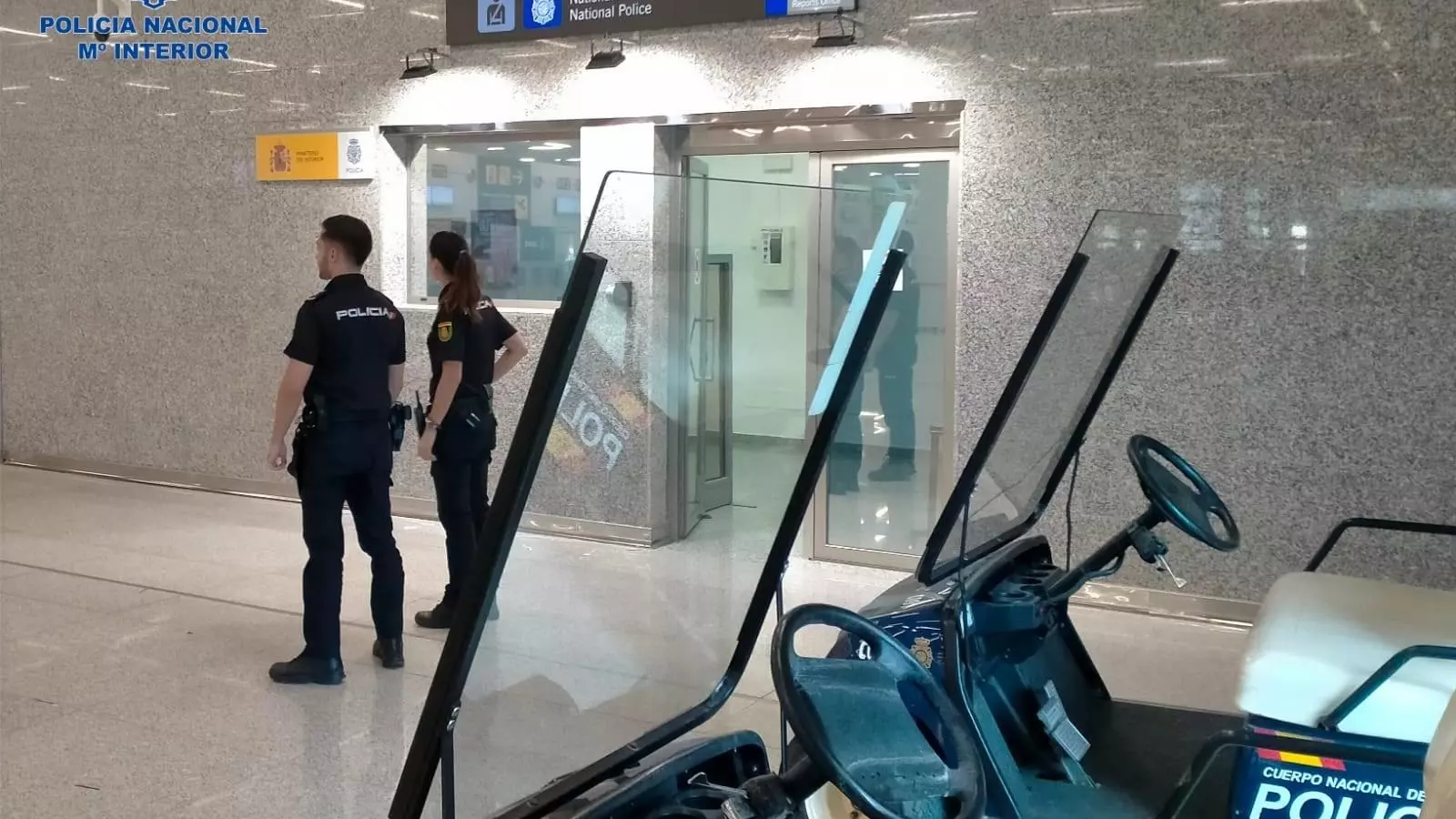 Agents de la Policia Nacional a l'aeroport de Palma.