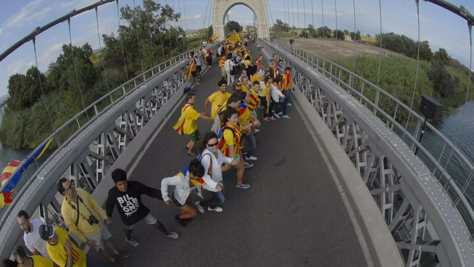 Un tram de la Via Catalana al pont penjant d'Amposta / SANTI IGLESIAS