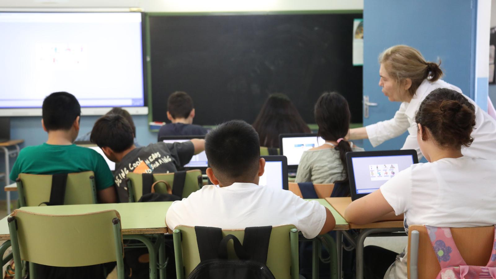 Eine Lehrerin im Klassenzimmer mit ihren Schülern.