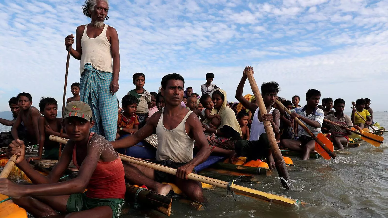Un grup de refugiats travessant el riu Naf a bord d’una precària embarcació per arribar a Bangladesh.