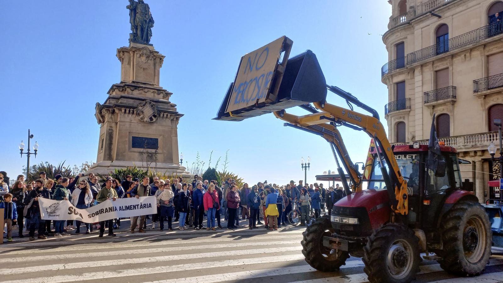 Concentración de campesinos en el centro de Tarragona durante la marcha lenta de tractores de este domingo