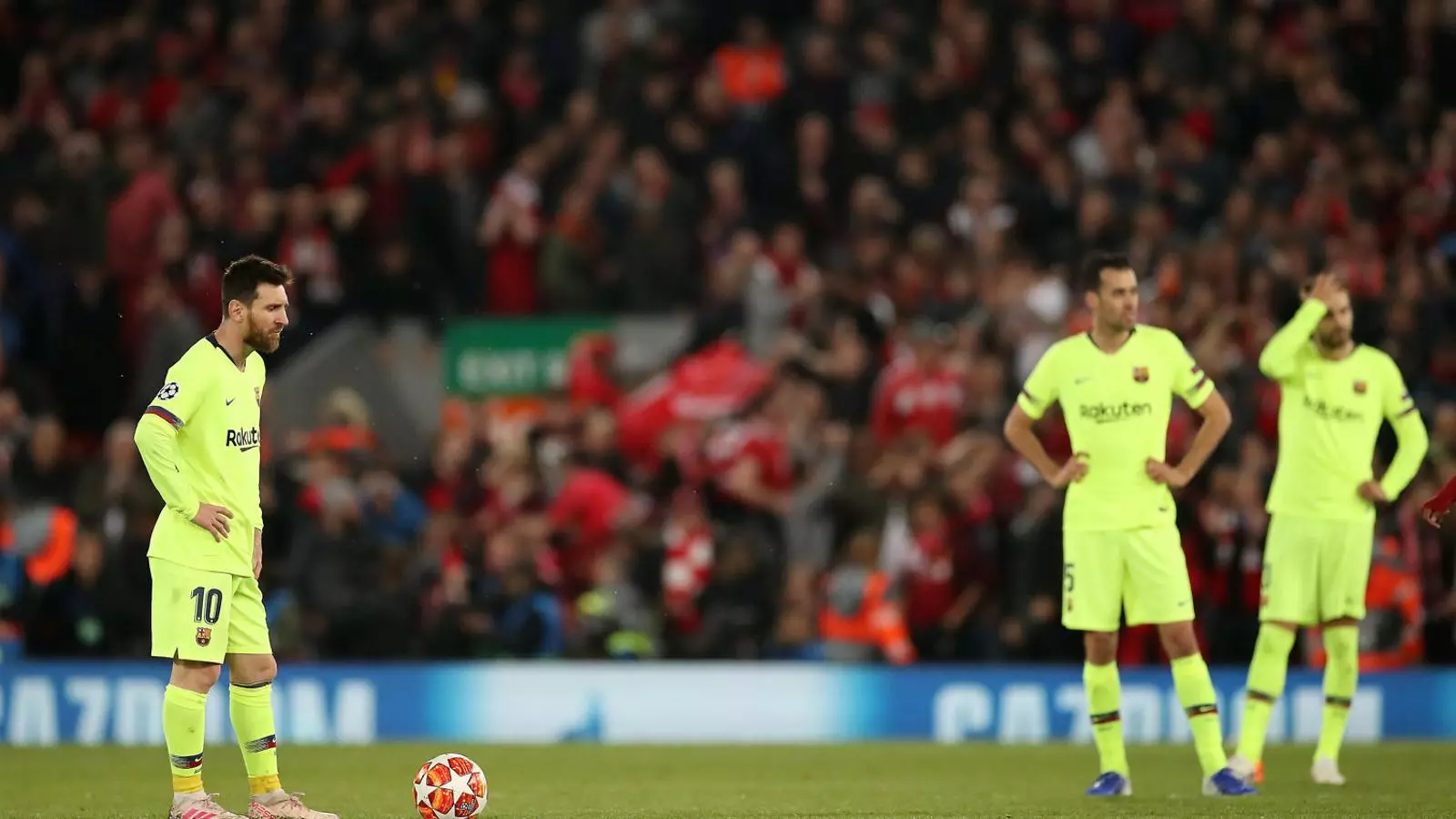 Leo Messi, Sergio Busqutes i Gerard Piqué abatuts després de rebre un dels quatre gols.