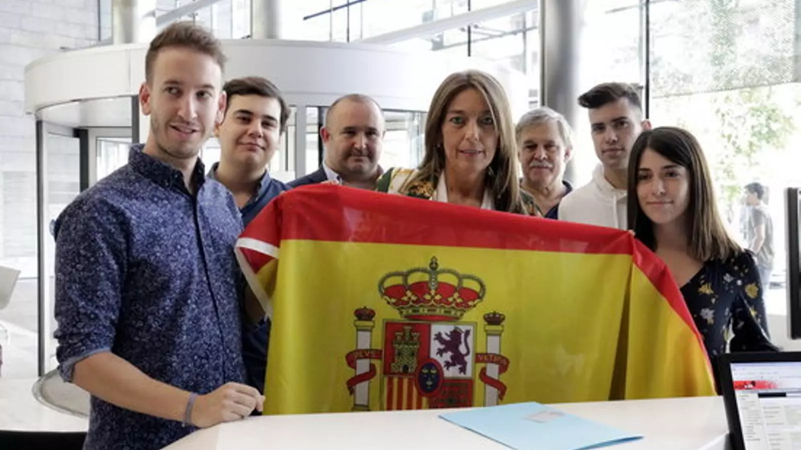 La regidora del PP a Girona Concepció Veray, amb la bandera espanyola
