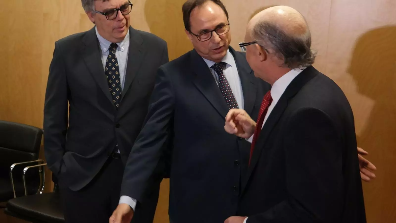 El conseller Vicent Soler conversant amb el ministre Cristóbal Montoro.