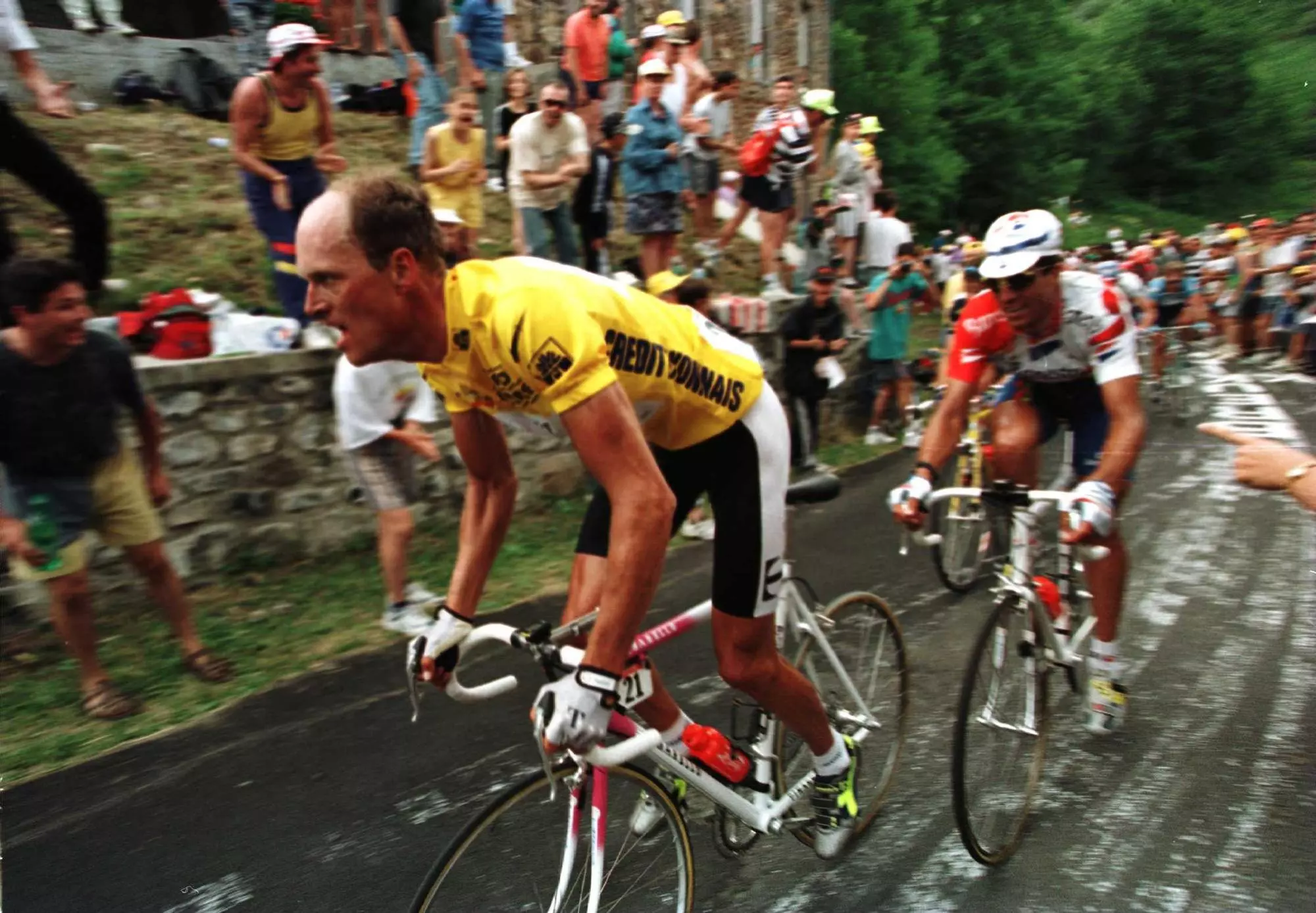 Bjarne Riis, davant de Miguel Indurain durant el Tour del 1996