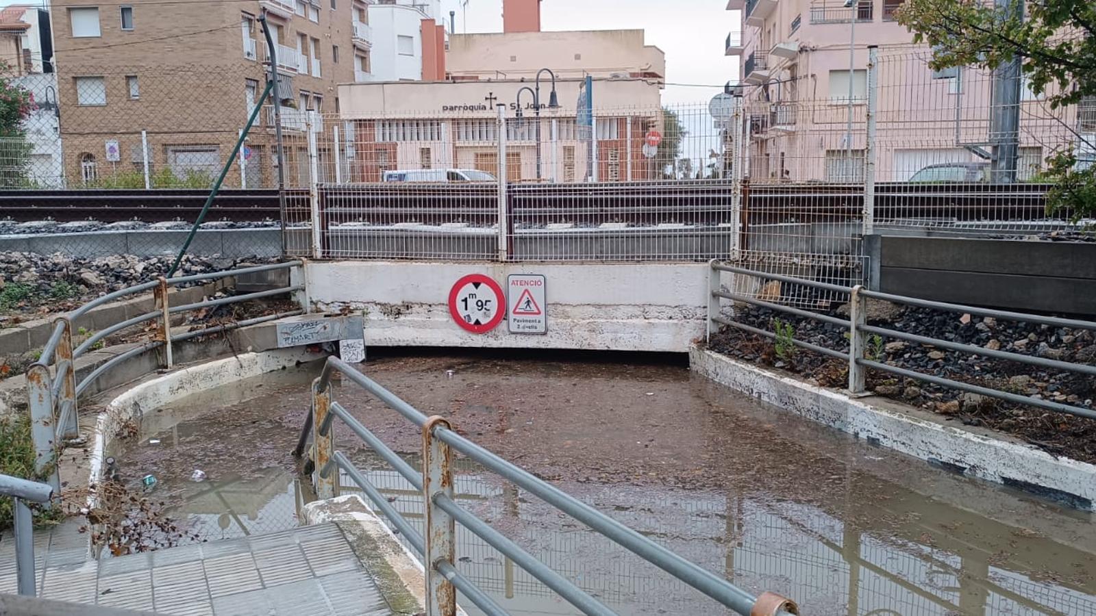 Pas subterrni totalment inundat aquest matí a Torredembarra