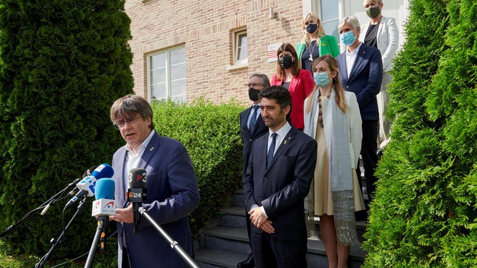 Carles Puigdemont in press conference accompanied by JxCat councillors